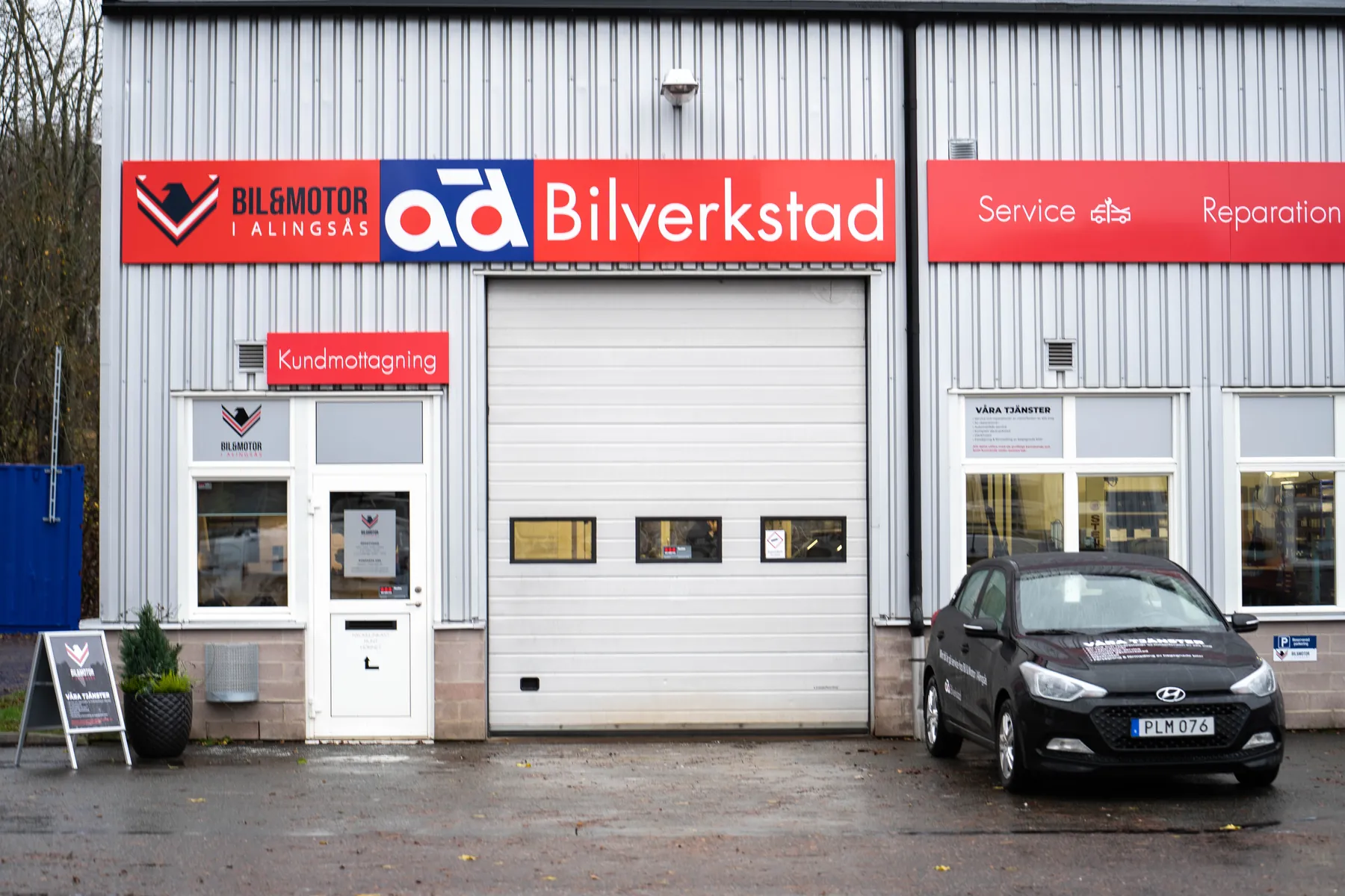 Bil & Motors verkstadsbyggnad med AD Bilverkstad-skylt